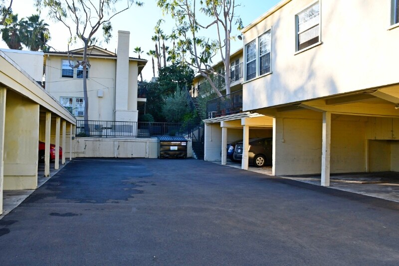 Building Photo - 1858 N Kingsley Dr