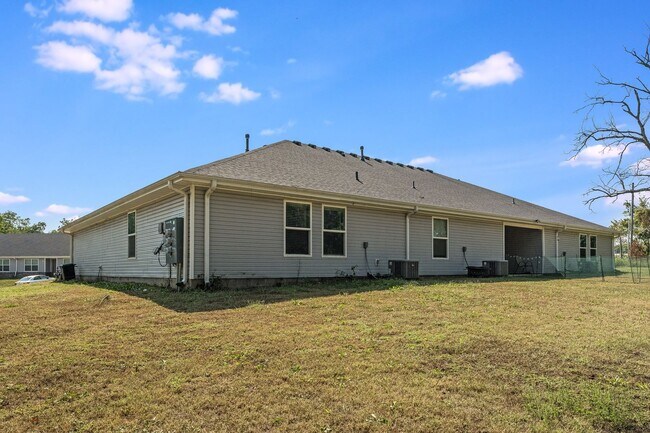 Building Photo - 640 Hidden Springs Dr