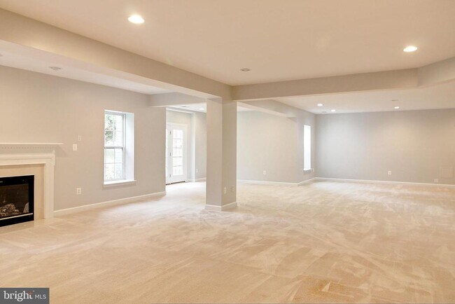 Building Photo - 2150 Chestnut Ln
