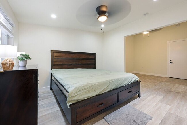 Building Photo - MUST SEE 3 Bed 2 HOUSE WITH GARAGE, YARD, & BONUS ROOM! CALL 6 1 9  8 8 8 5 5 5 4 TODAY!