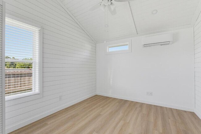 Building Photo - 204 Marlin St