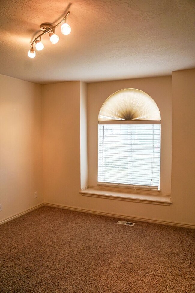 Building Photo - A Garden City Gem Near Parks, Dining & the Greenbelt