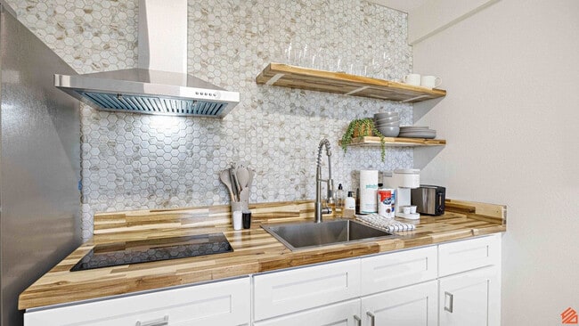 Building Photo - 556 Coral Ct