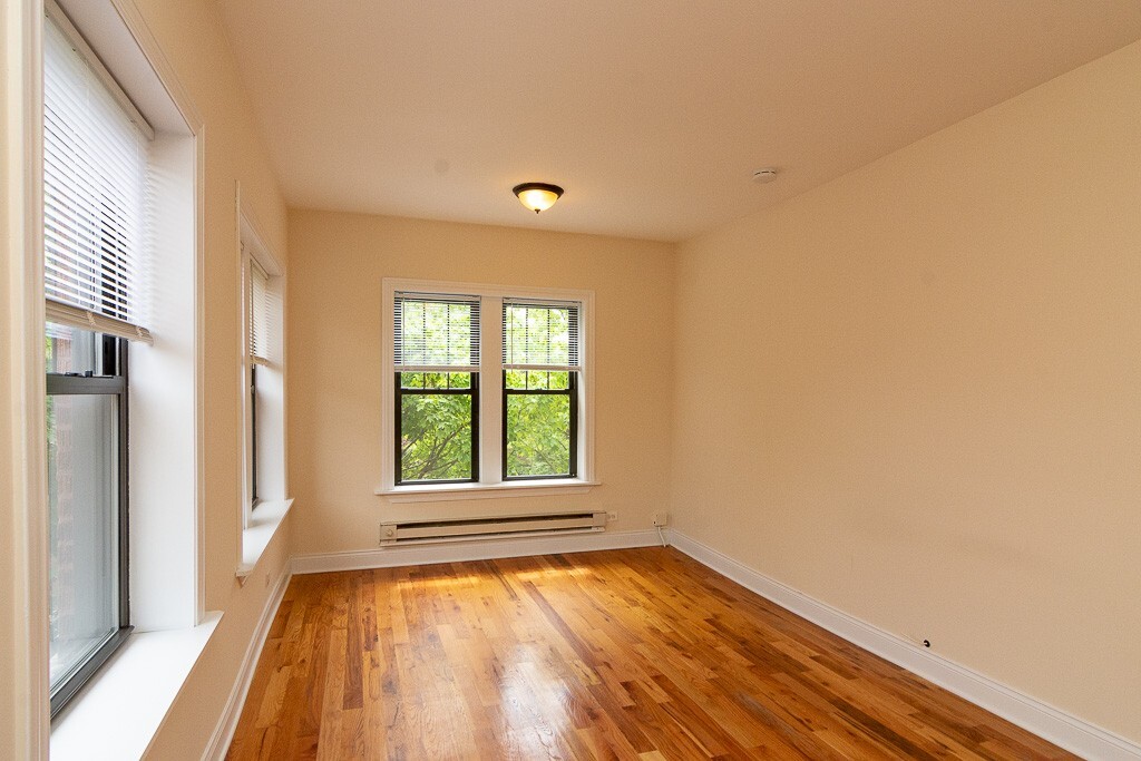 Building Photo - 635.5 W Cornelia Ave
