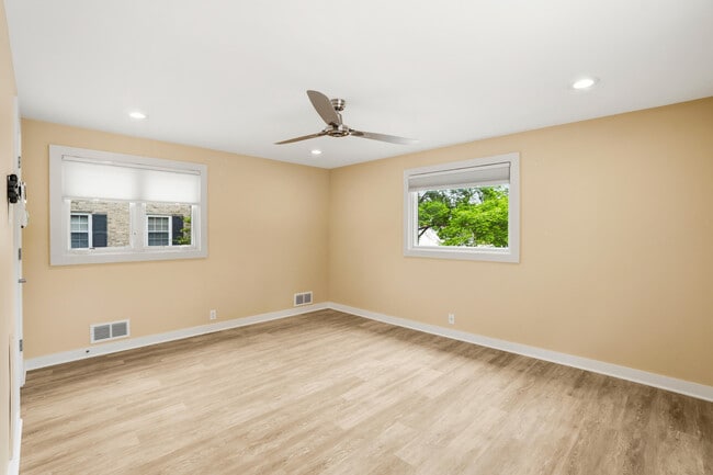 Building Photo - 4515 N Lake Dr