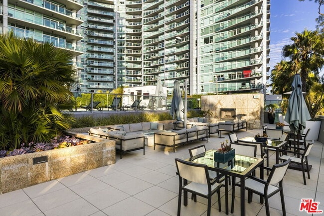 Building Photo - 13650 Marina Pointe Dr