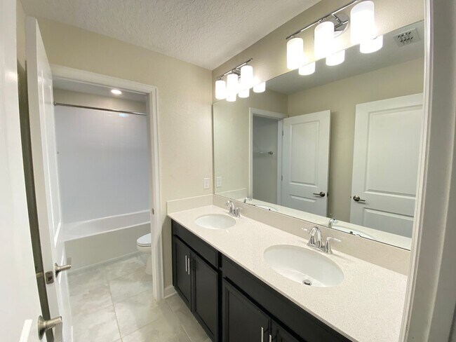 Building Photo - Spacious 4-Bedroom Home in Kissimmee – Ava...