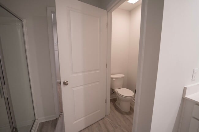 Building Photo - AVAILABLE NOW!