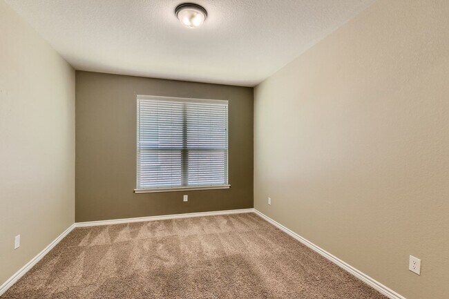 Building Photo - 3BR/2 Bath 1-Story on greenbelt, loads of extras!