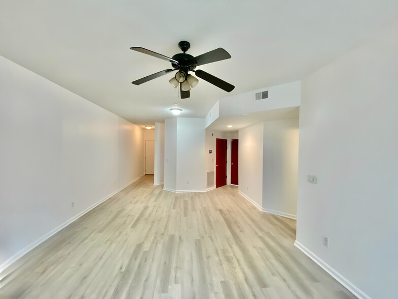 Large living room, 9' ceiling, fireplace. - 4240 Wilshire Blvd
