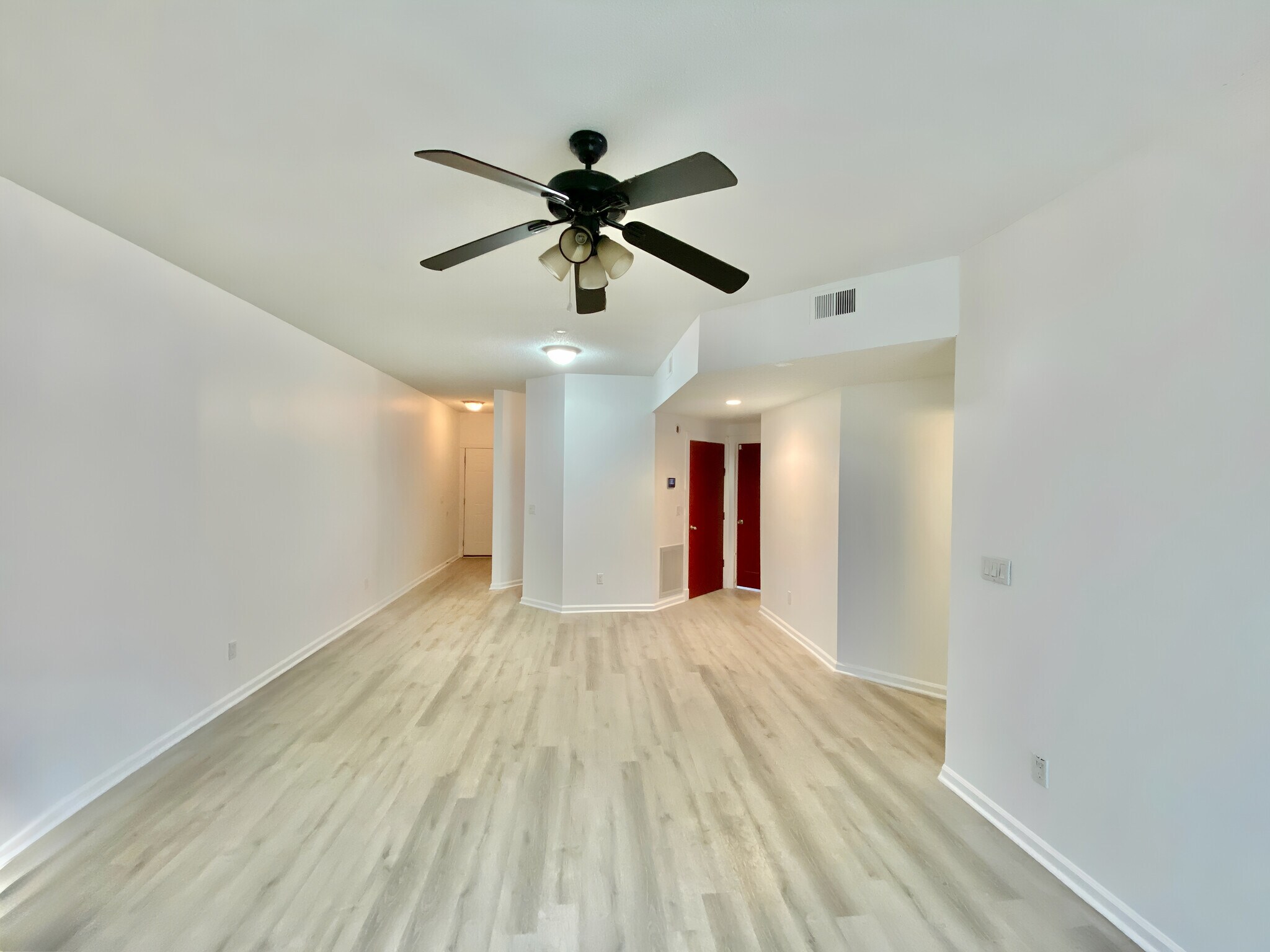 Large living room, 9' ceiling, fireplace. - 4240 Wilshire Blvd