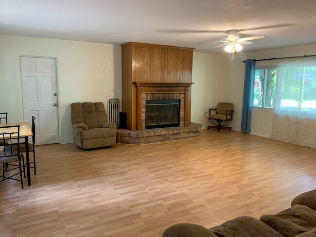 Building Photo - 3/2 House Walking Distance to UF & Law Sch...