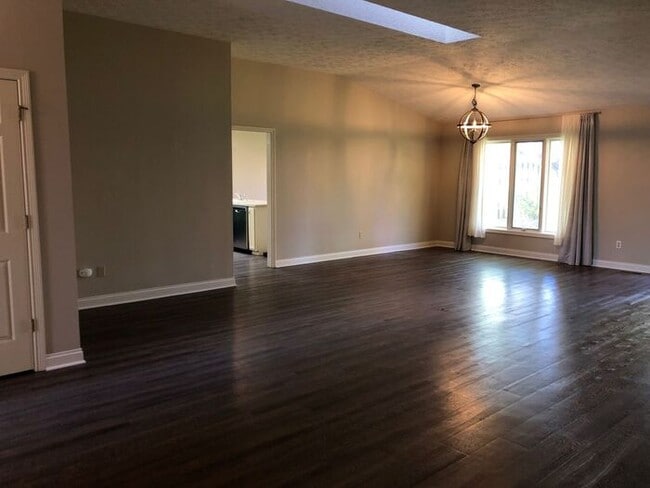 Building Photo - Spacious 3 Bedroom Ranch in Great Carmel L...