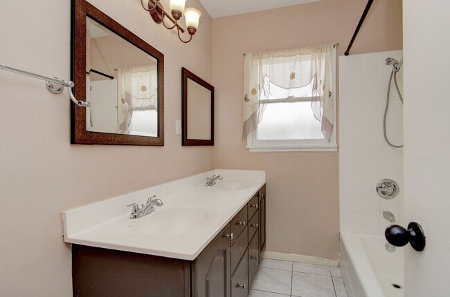 Building Photo - 3-Bed Signal Hill House for Lease