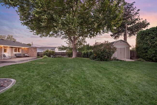 Building Photo - West Pasco Location a Block from the Colum...