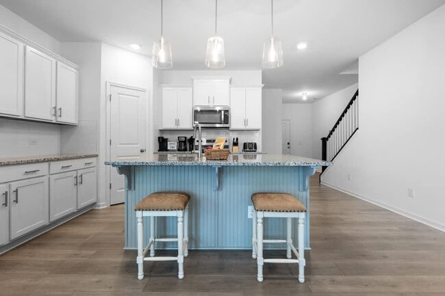 Building Photo - 2 Saltford Ln