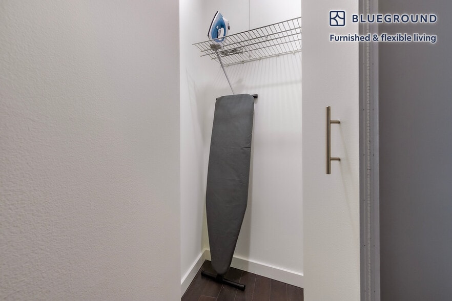 Building Photo - 77 W Huron St