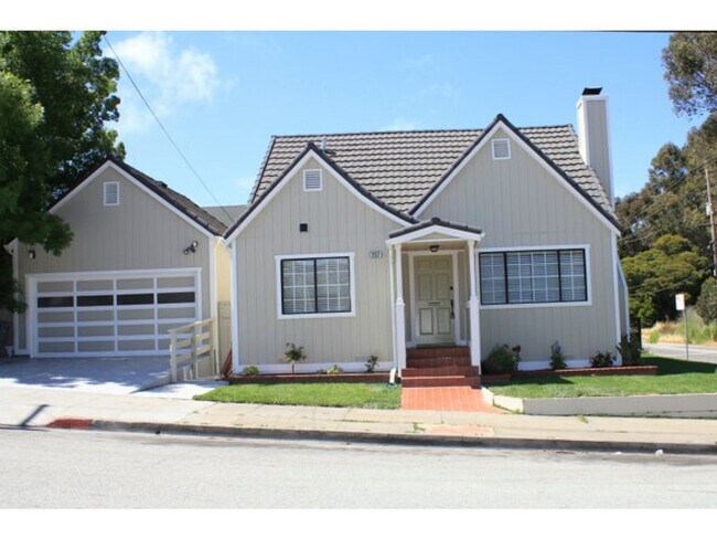 Building Photo - Charming 4 Bedroom Home Located in Lomita Park Neighborhood