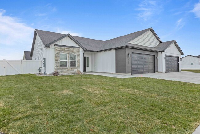 Building Photo - NEW BUILD 3-BED, 2-BATH UPSTAIRS DUPLEX UN...