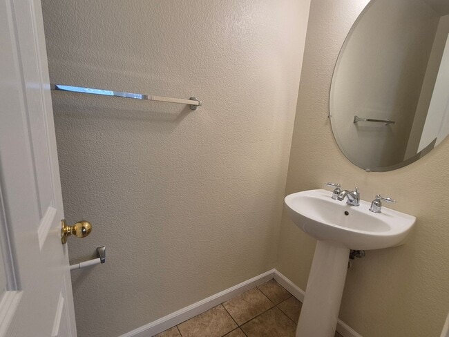 Building Photo - Adorable 3 bedroom 2.5 bath home with loft