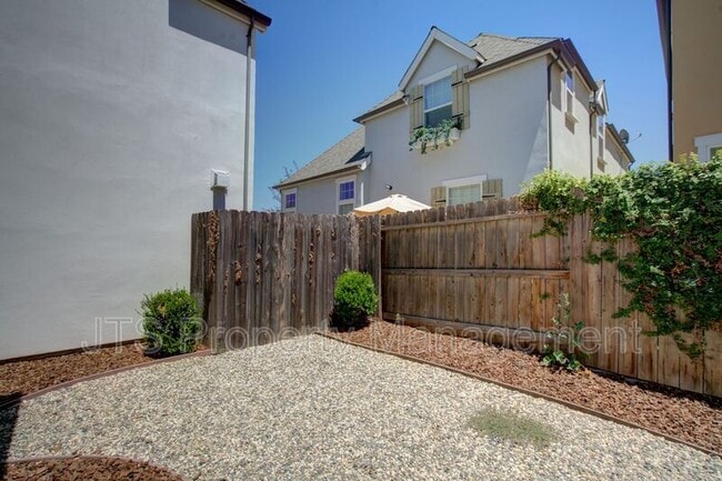 Building Photo - 1349 Piper Pl