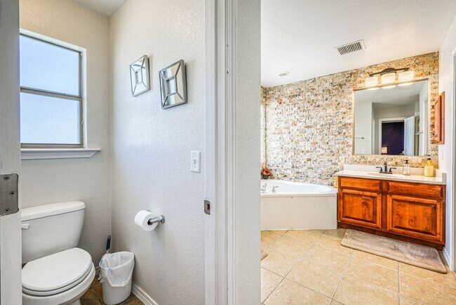 Building Photo - Beautiful Westside home FURNISHED with 4 b...