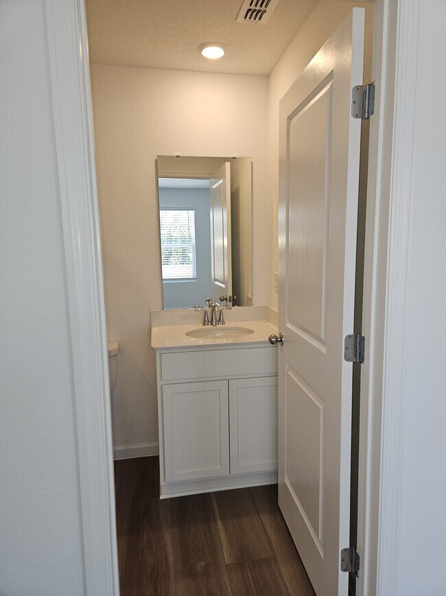 Building Photo - 717 Holly Lakes Dr