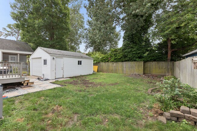 Building Photo - Renovated Bayview Beach Home!