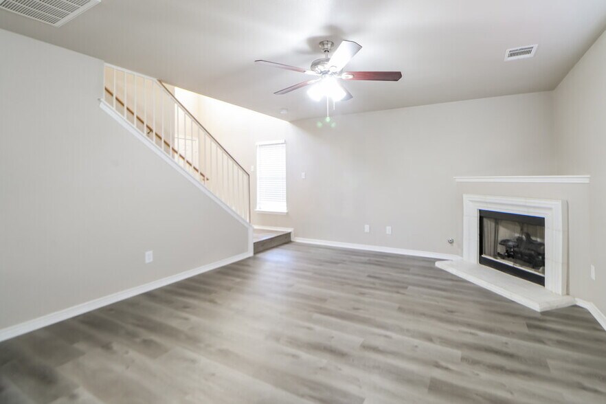 Building Photo - 15524 Sarah's Creek Dr