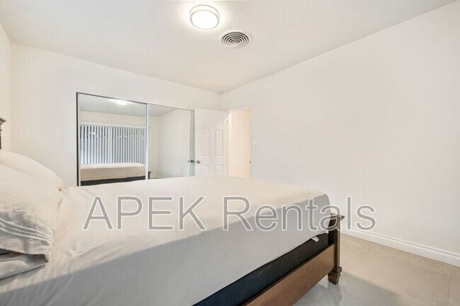 Building Photo - 1425 Vía Soledad