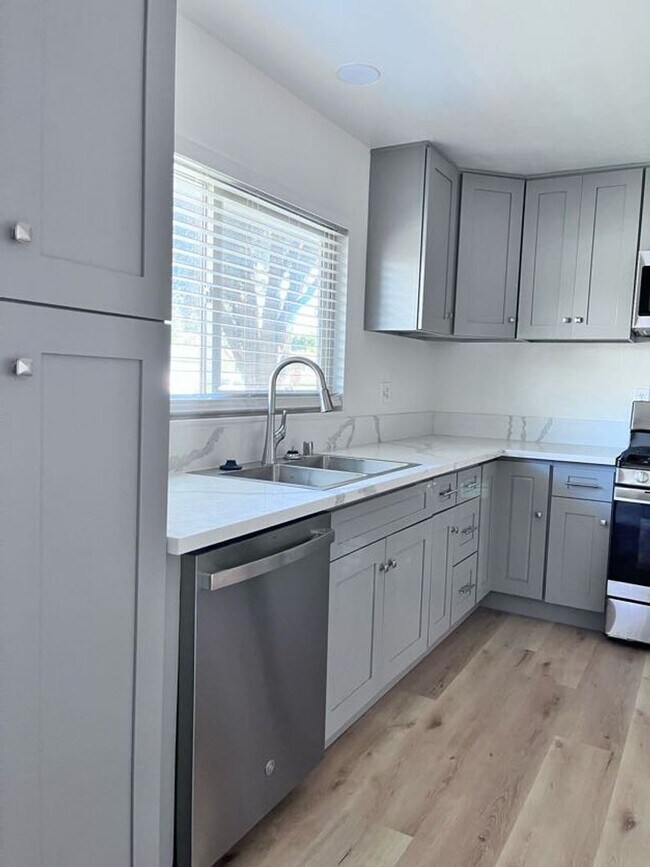 Building Photo - NEWLY RENOVATED South Redlands Home