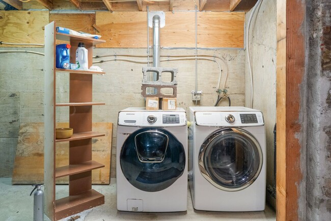 Building Photo - GATED OFF STREET PARKING - Top Floor Unit ...
