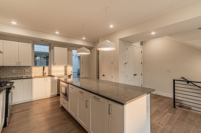 Building Photo - Newer Build 2 Bedroom, 4 Bathroom Jefferson Park Townhome