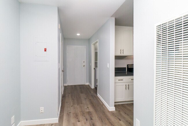 Building Photo - Beautiful Studio in Wilmington HALF OFF FI...