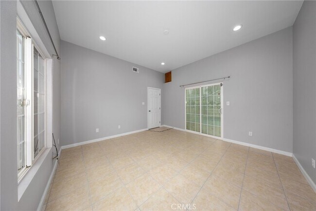 Building Photo - 642 N 6th Ave