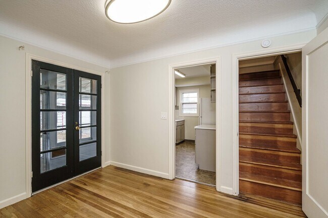 Building Photo - PET FRIENDLY Super Cute Craftsman Home 3 bedroom 1 Bath with Basement