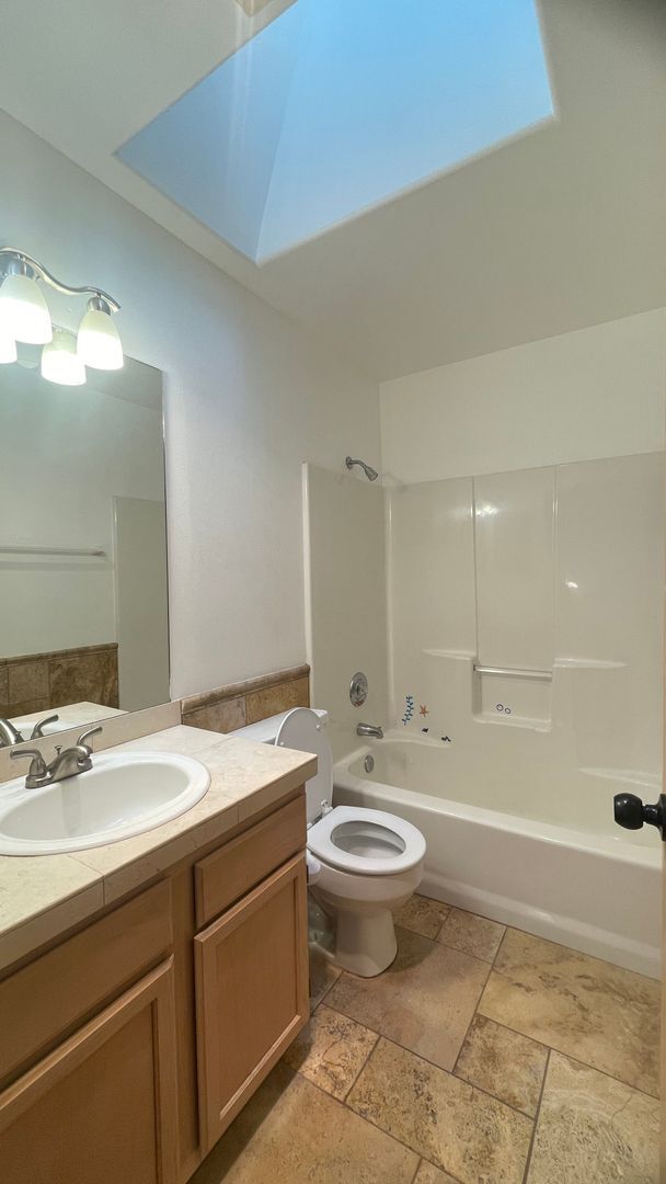 Building Photo - 3 bed 1.5 bath townhome in the prime locat...