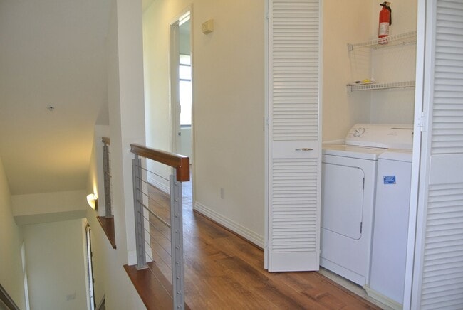 Building Photo - 3 Story town home with rooftop deck in Oce...