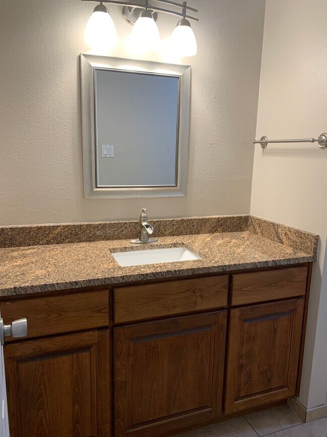 Building Photo - 812 Oro Real NE