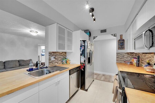 Building Photo - 9312 NW 9th Pl