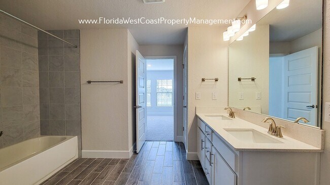 Building Photo - IMPRESSIVE  4 BED/3 BATH HOME WITH LARGE F...