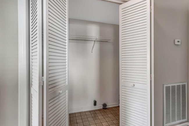 Building Photo - 1217 Carriage Park Dr