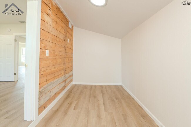 Building Photo - 415 N Oak St