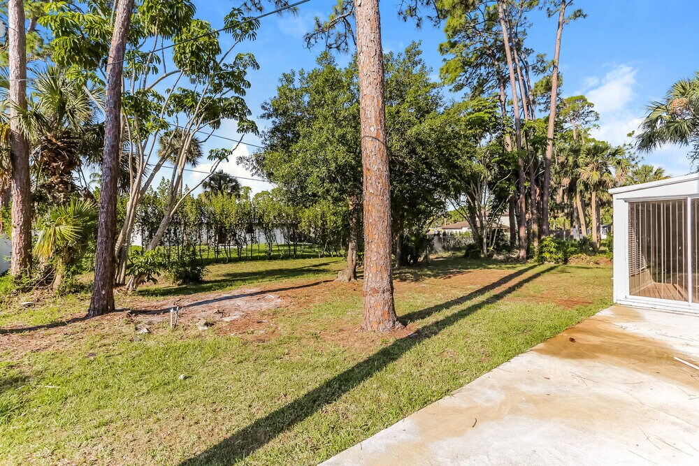 Building Photo - 8403 Deland Ave