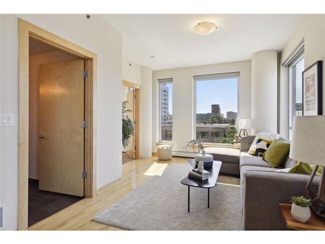 Building Photo - 215 10th Ave S