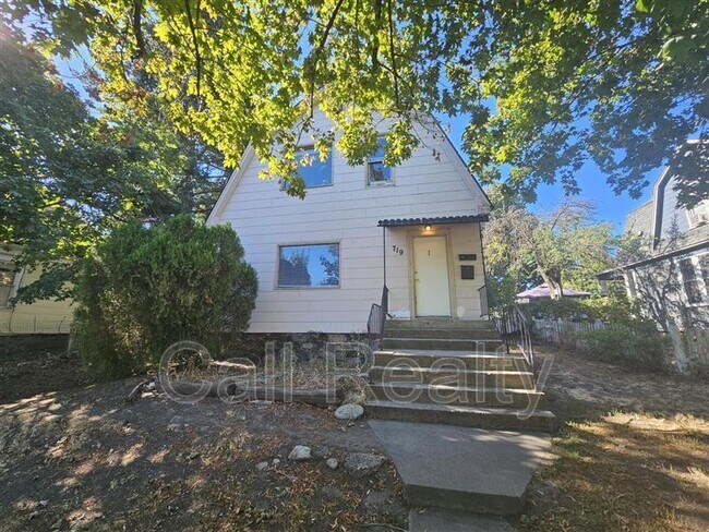 Primary Photo - 719 W Augusta Ave