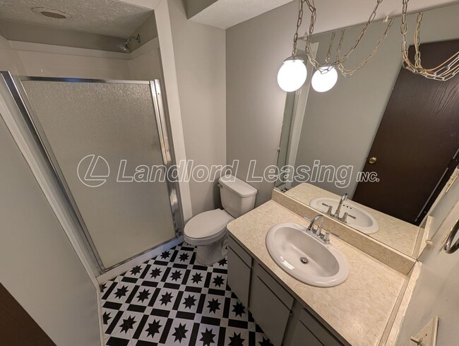 Building Photo - Spacious Townhome with Vaulted Ceilings, Fireplace & Garage