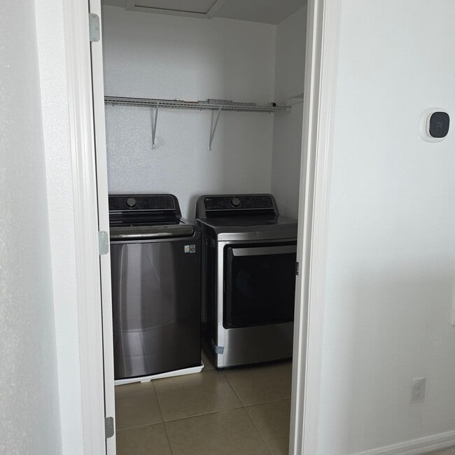 Building Photo - 4 Bedrooms, 2.5 Bathrooms Singe family home