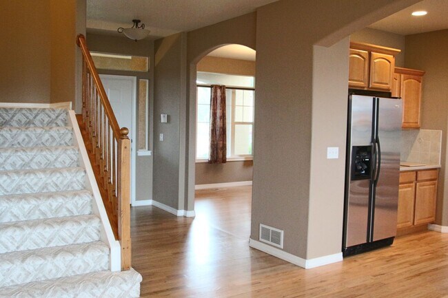Building Photo - Gorgeous Mountain Views in Great School Di...