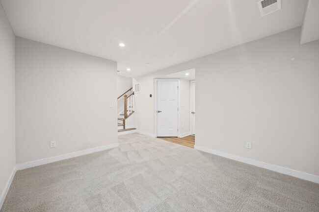 Building Photo - Like new 3-bed, 2.5 bath townhome in Cramerton Mills Parkway!